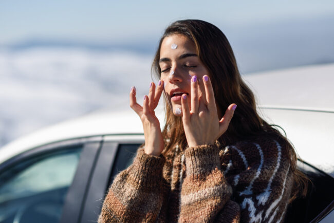 woman applying sunscreen